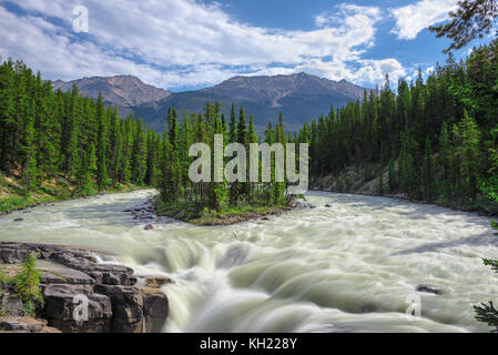 Maestose cascate sunwapta nel parco nazionale di Jasper, Alberta, Canada. Foto Stock