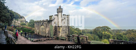 Il castello di Gwrych, Abergele, il Galles del Nord. Giardiniere's Tower nel centro. Foto Stock