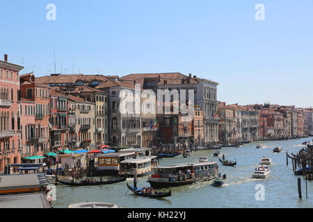 Venezia, ve, Italia - 14 luglio 2017: molti in Barca del Canal Grande e antichi palazzi Foto Stock