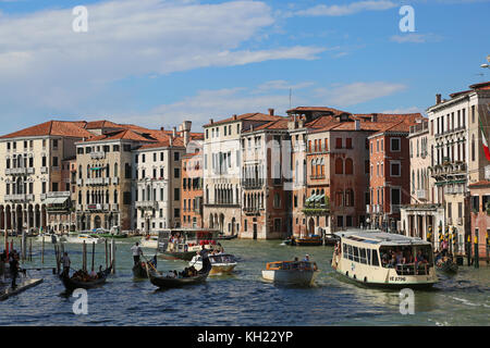 Venezia, ve, Italia - 14 luglio 2017: molti in Barca del Canal Grande e antichi palazzi Foto Stock