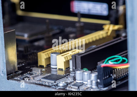 La scheda madre del computer slot PCI, condensatori e transistor, primo piano Foto Stock