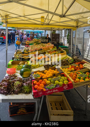 SANITES, FRANCIA - 10 SETTEMBRE 2017: Frutta e verdura fresca in vendita al mercato della città Foto Stock