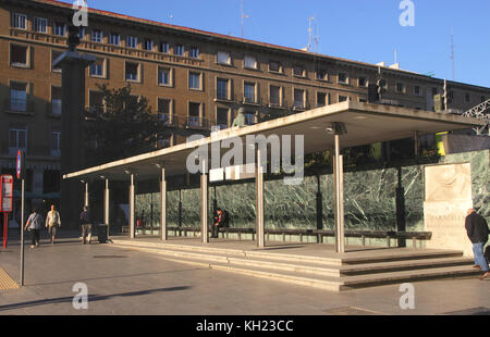 Fermata autobus in Plaza del Pilar Zaragoza Spagna Foto Stock