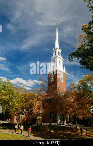 La guglia della Chiesa del Memoriale aumenta al di sopra di Harvard Yard nel campus universitario. Foto Stock