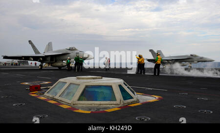 I marinai di eseguire operazioni di volo sul ponte di volo a bordo della portaerei USS Nimitz (CVN 68 Foto Stock