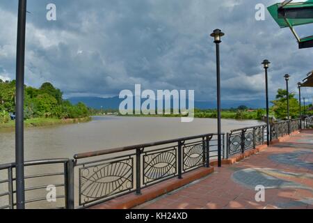 Lawas nel fiume Sarawak tempestoso Foto Stock