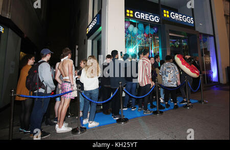 Greggs ha trasformato il loro negozio nel centro di Birmingham in un nightclub dopo una bizzarra richiesta da uno studente dell'Università di Birmingham di tenere una festa lì. Il negozio è stato rifatto per una sola notte con il nome di "#MinistryofGreggs", con DJ, impianto audio, luci da discoteca, ciambelle gonfiabili e panini e salsicce Greggs gratuiti. Con: Atmosphere Where: Birmingham, Regno Unito quando: 11 ottobre 2017 Credit: Joe Pepler/PinPep/WENN.com Foto Stock