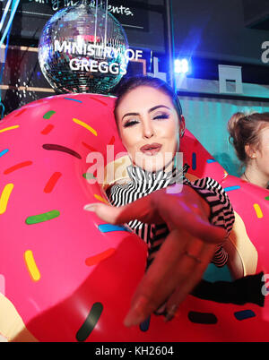 Greggs ha trasformato il loro negozio nel centro di Birmingham in un nightclub dopo una bizzarra richiesta da uno studente dell'Università di Birmingham di tenere una festa lì. Il negozio è stato rifatto per una sola notte con il nome di "#MinistryofGreggs", con DJ, impianto audio, luci da discoteca, ciambelle gonfiabili e panini e salsicce Greggs gratuiti. Con: Atmosphere Where: Birmingham, Regno Unito quando: 11 ottobre 2017 Credit: Joe Pepler/PinPep/WENN.com Foto Stock