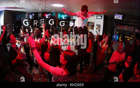 Greggs ha trasformato il loro negozio nel centro di Birmingham in un nightclub dopo una bizzarra richiesta da uno studente dell'Università di Birmingham di tenere una festa lì. Il negozio è stato rifatto per una sola notte con il nome di "#MinistryofGreggs", con DJ, impianto audio, luci da discoteca, ciambelle gonfiabili e panini e salsicce Greggs gratuiti. Con: Atmosphere Where: Birmingham, Regno Unito quando: 11 ottobre 2017 Credit: Joe Pepler/PinPep/WENN.com Foto Stock