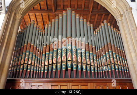 Canne d'organo decorate nella chiesa parrocchiale di San Nicola a Wells-Next-the-Sea, Norfolk, Inghilterra, Regno Unito. Foto Stock