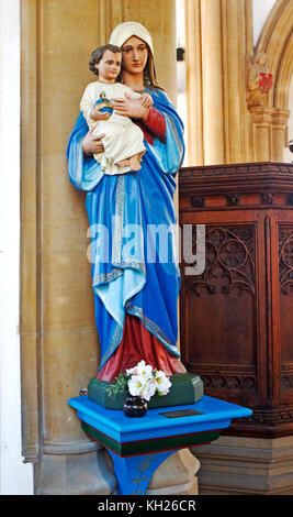 Una statua di Maria e Gesù bambino nella chiesa parrocchiale di San Nicola a Wells-Next-the-Sea, Norfolk, Inghilterra, Regno Unito. Foto Stock