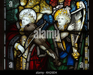 Angeli musicanti in vetro colorato, la chiesa di Santa Maria, Caynham, Shropshire, Inghilterra, Regno Unito Foto Stock