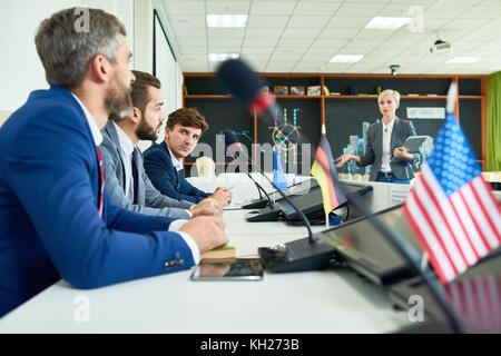 Vista laterale dei diversi settori di attività delle persone sedute in fila che partecipano al dibattito politico durante la conferenza stampa a rispondere alle domande dei media dal pubblico Foto Stock
