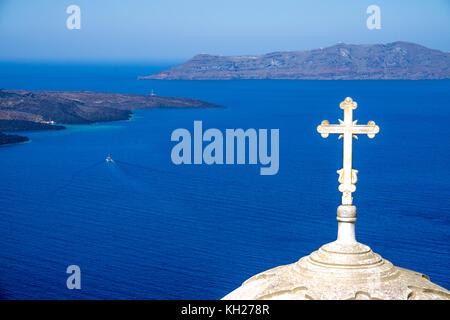 Crocifisso sulla cupola della chiesa ortodossa presso il bordo del cratere di Thira, SANTORINI, CICLADI Grecia, Mare Mediterraneo, Europa Foto Stock