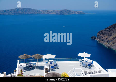 Terrazza sul tetto di un hotel presso il bordo del cratere, vista sull isola di Thirasia, Thira, SANTORINI, CICLADI Grecia, Mare Mediterraneo, Europa Foto Stock