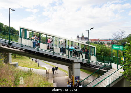 PRAGA, REPUBBLICA CECA - GIUGNO 17: Turisti sulla stazione ferroviaria funicolare Nebozizek dirigendosi alla torre panoramica Petrin con la Cattedrale di San Vito. Foto Stock