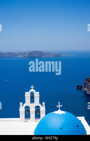 Chiesa Ortodossa presso il bordo del cratere di Firofestani, vista sulla Caldera, SANTORINI, CICLADI Grecia, Mare Mediterraneo, Europa Foto Stock