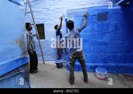 Lavoratori indiani verniciatura di una casa in Jodhpur in colore blu, preparazione per Bollywood scena ripresa. Rajasthan, India. Foto Stock