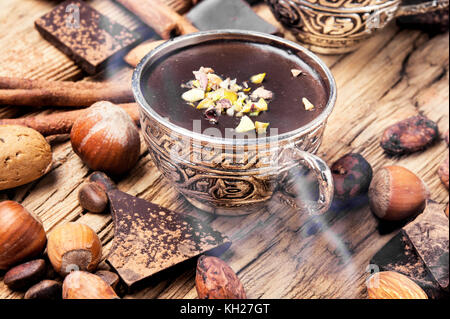 Il cioccolato fuso con le spezie in eleganti coppe di metallo Foto Stock