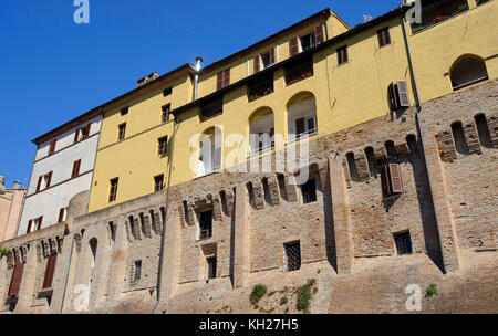 Jesi (Ancona, marche, Italia): tipici edifici lungo le mura storiche Foto Stock