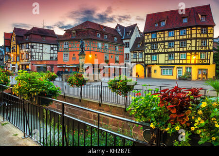 Famosa tradizionale di colorate case francesi e decorate street con splendidi fiori, Colmar, Francia, Europa Foto Stock