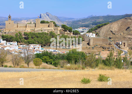 Il XIV secolo Alcazaba (fortezza), Malaga il gate (Puerta de Malaga) e la Peña de los Enamorados (gli amanti del rock") a Antequera, Spagna Foto Stock