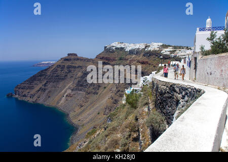 Vista dal bordo del cratere percorso in corrispondenza Firofestani sulla Caldera e il villaggio Imerovigli, SANTORINI, CICLADI Grecia, Mare Mediterraneo, Europa Foto Stock