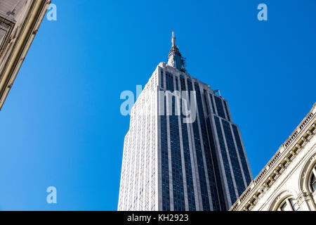 Empire State building di new york con stelle e strisce battenti Foto Stock