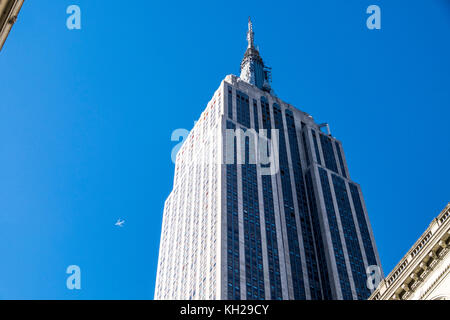 Empire State building di new york con stelle e strisce battenti Foto Stock