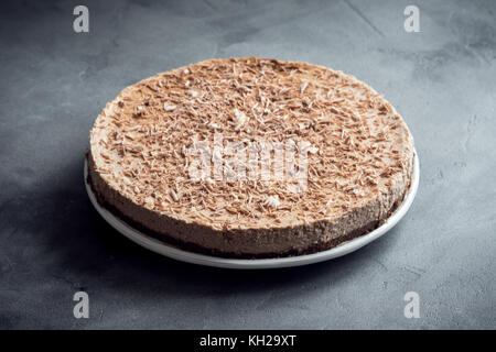 Cheesecake al cioccolato con mascarpone sul cemento grigio Sfondo. cioccolato artigianale cheese cake con copia spazio. Foto Stock