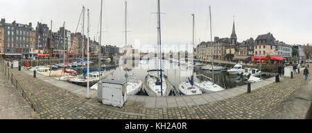 Vista panoramica sul vecchio porto di Honfleur francia Foto Stock