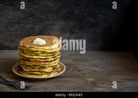 Frittelle fatte in casa con burro e miele. pancake per colazione su legno rustico sfondo. Foto Stock