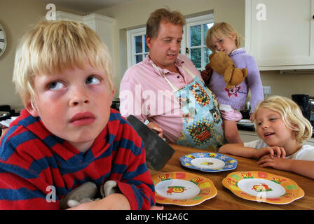 Tim West con George, Anna e Sophie (viola) superiore Foto Stock