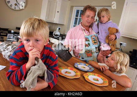 Tim West con George, Anna e Sophie (viola) superiore Foto Stock