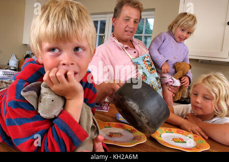 Tim West con George, Anna e Sophie (viola) superiore Foto Stock