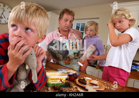 Tim West con George, Anna e Sophie (viola) superiore Foto Stock