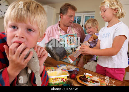 Tim West con George, Anna e Sophie (viola) superiore Foto Stock