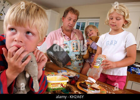 Tim West con George, Anna e Sophie (viola) superiore Foto Stock