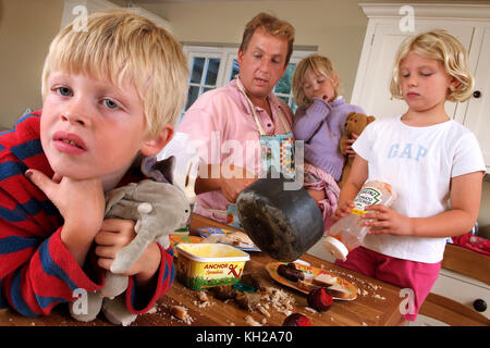 Tim West con George, Anna e Sophie (viola) superiore Foto Stock