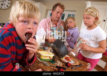 Tim West con George, Anna e Sophie (viola) superiore Foto Stock