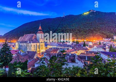 Brasov, Transilvania. romania. vista panoramica della città vecchia e la montagna di Tampa. Foto Stock