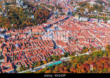 Brasov, Romania. arial vista della chiesa nera e la città vecchia. Foto Stock