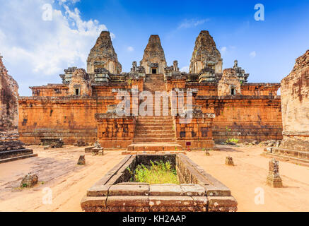 Angkor, Cambogia. Pre Rup tempio. La cisterna e torri centrali. Foto Stock