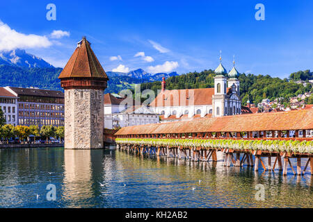 Lucerna, Svizzera. centro storico con il famoso Ponte della Cappella.(vierwaldstattersee) Foto Stock