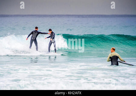 Due surfisti lottare per un'onda a Bondi Beach a Sydney, NSW, Australia Foto Stock