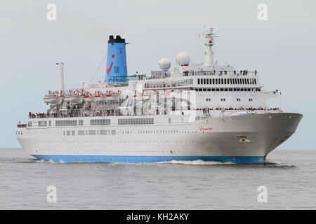 La nave da crociera Thomson Spirit passa il 4 agosto 2014 Cuxhaven e prosegue verso il porto di Amburgo. Foto Stock