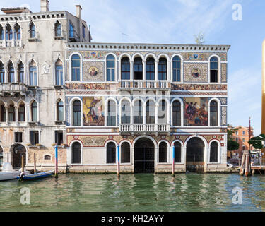 La facciata ornata di Palazzo Barbarigo con il vetro di murano mosaici, Grand Canal, Dorsoduro, Venezia, Italia Foto Stock