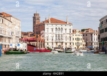 Canal Grande nella parte anteriore del Ca Foscari durante i preparativi per la Regata Storica di Venezia con la Rai camion e una tribuna sulla flottazione Foto Stock