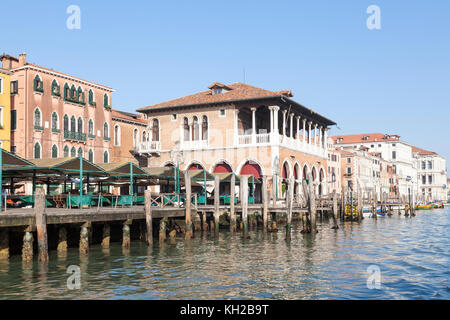 Il mercato di Rialto e il Canal Grande in inizio di mattina di luce, San Polo, Venezia, Italia con bancarelle vuoto e nessun popolo Foto Stock