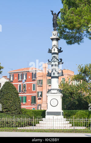 Colonna rostrale eretta per l'arciduca Ferdinando Massimiliano in Giardini Pubblici, Venezia, Italia. Originariamente eretto in Pula dalla Marina militare austriaca nel 1876 Foto Stock